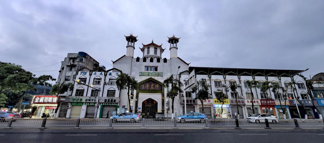 随拍街对面的清真寺 🕌（拍摄于2025年5月7日19:33-彭州市金彭西路）