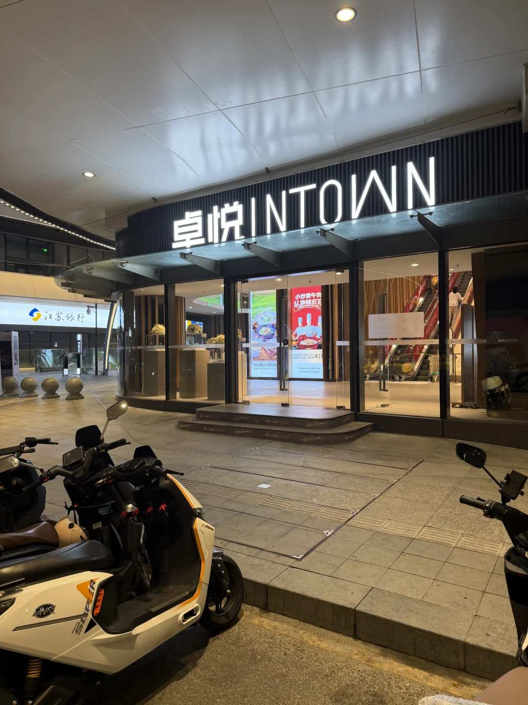 卓越INTOWN比万象前海小的多呀~