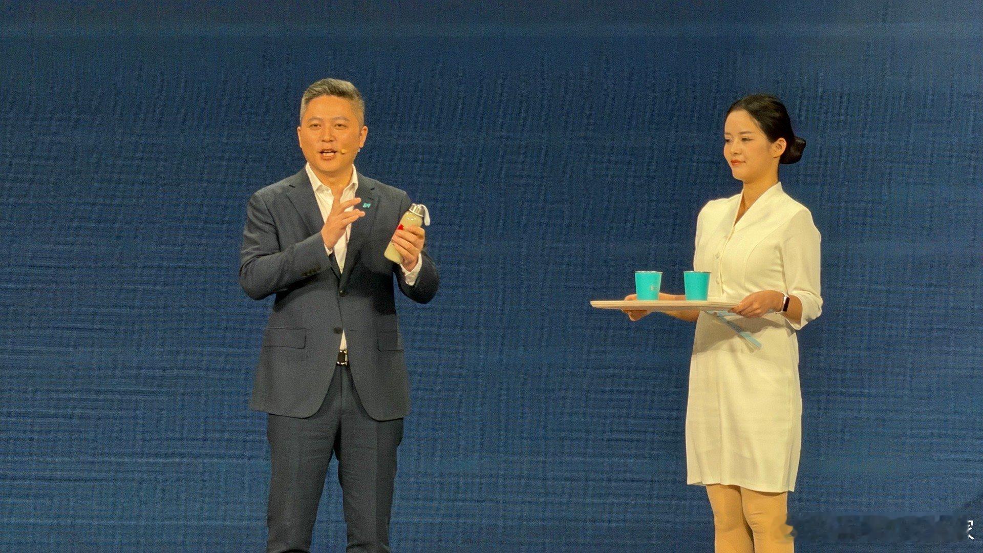 呃…现在发布会也太拼了吧…老板亲自在台上喝豆汁儿…完了，这下北京的刻板印象更深刻