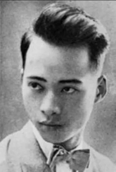 读书笔记：研读《毛泽东年谱》——问与答
问：毛主席在哪位画家给他的画像上亲笔签名