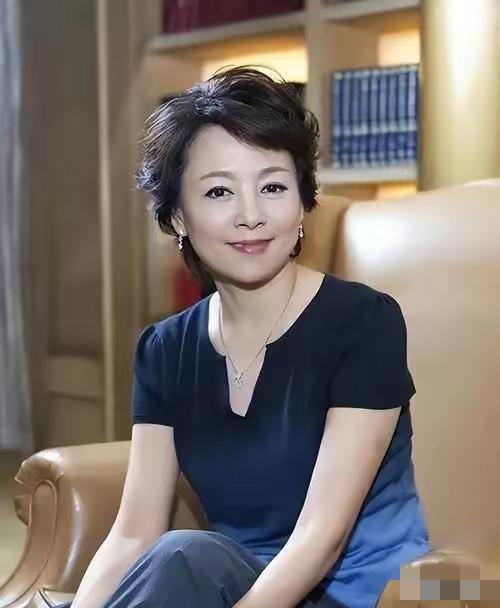 张瑜在采访里突然落泪，说这辈子最后悔的，就是错过了当年那个真心实意对她好的男人。