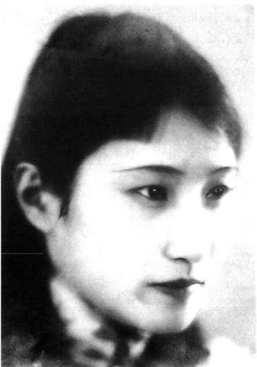1931年11月19日徐志摩因飞机失事去世，陆小曼悲痛欲绝