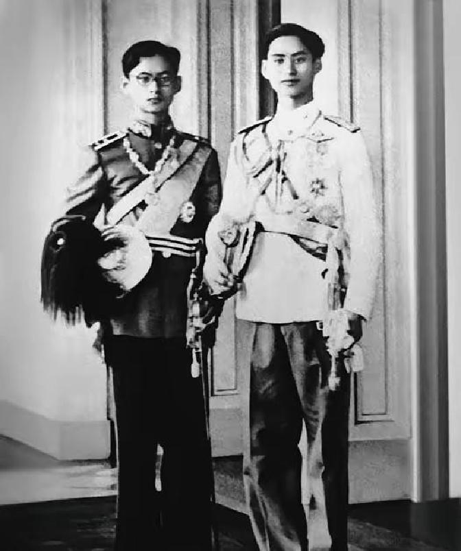 快讯！快讯！
 
2016年10月13日，泰国王室突然宣布了普密蓬国王离世的消息