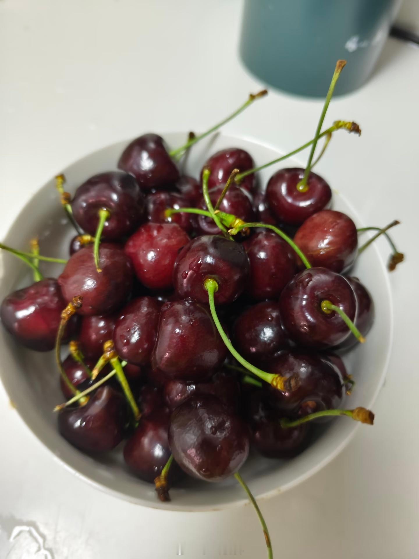 车厘子价格崩了口感也崩了还真是呢，现在连在京东买的车厘子也不行了，虽然杆子是绿的