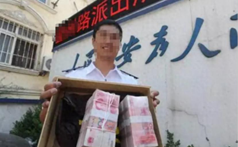 “太无耻！”浙江，一男子捡到22万后立刻报警，警察调出监控找到了失主，失主拿到钱