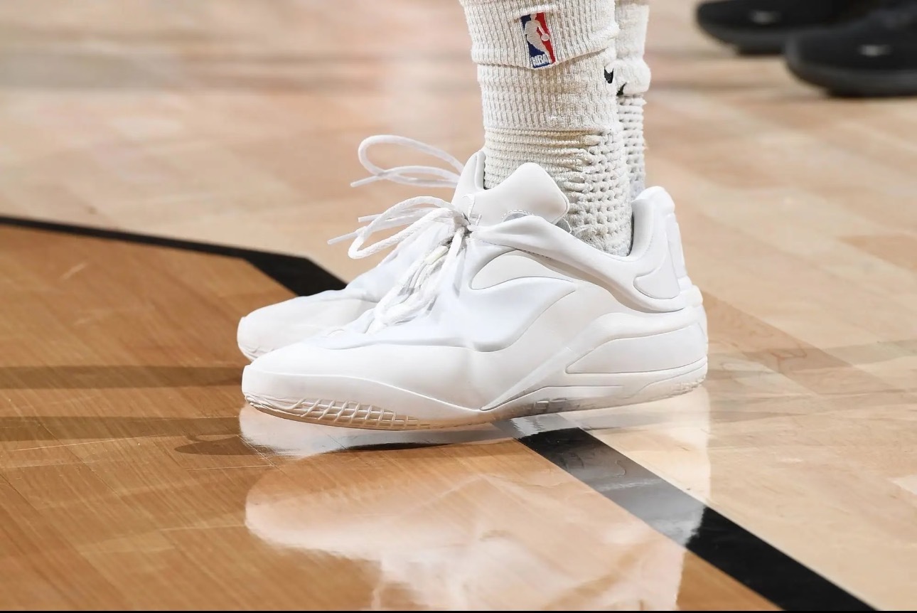 波杰姆斯基和准者的合同应该是到期了，今天穿的SGA签名鞋Converse Sha