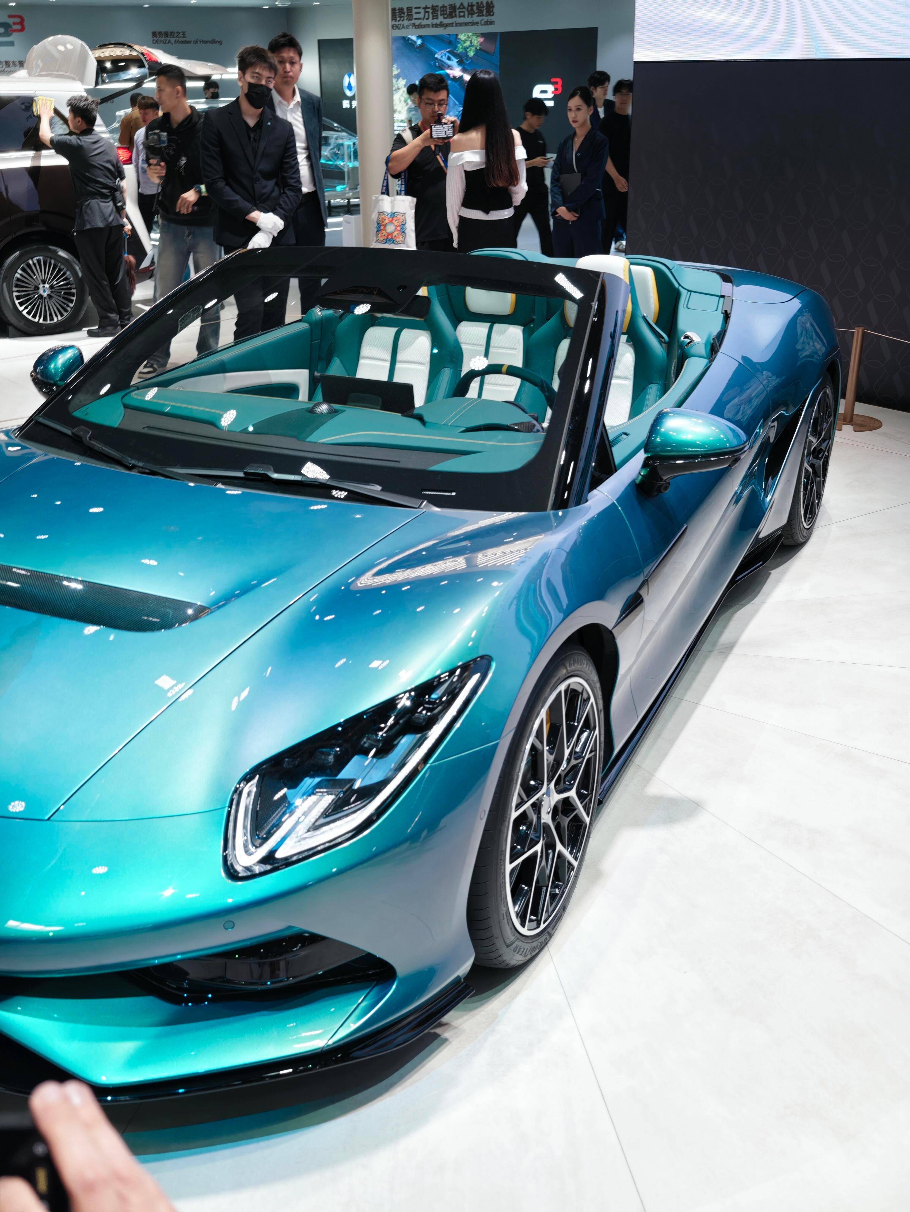 腾势Z纯电敞篷跑车，实车很漂亮，看起来挺薄的，完全没有电动车的厚重感。型面和车漆