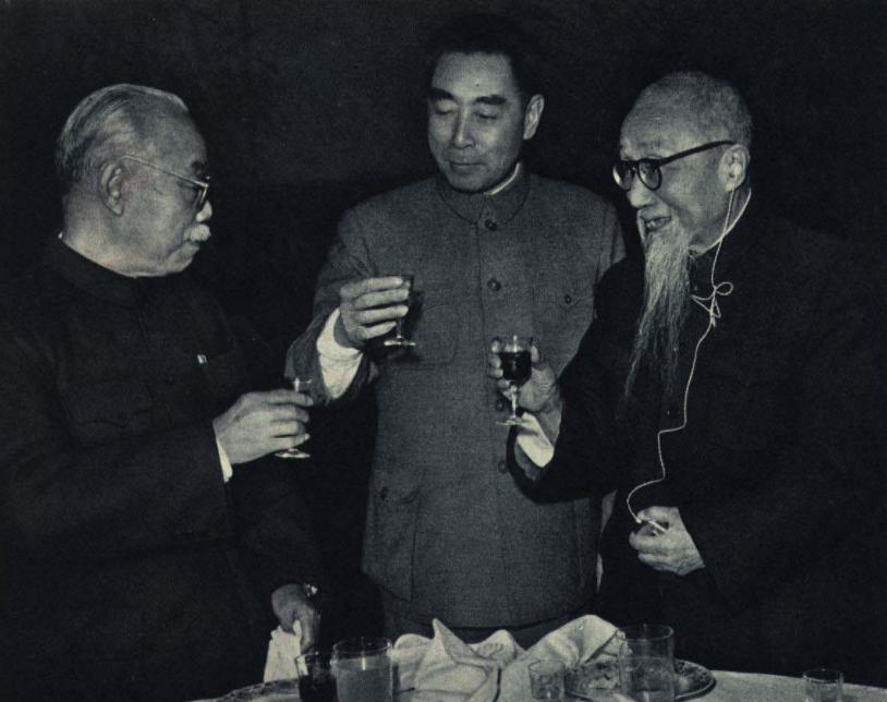 中国人民政协主席周恩来在宴会上祝老人们健康长寿。图中左一为中国民主同盟中央委员会