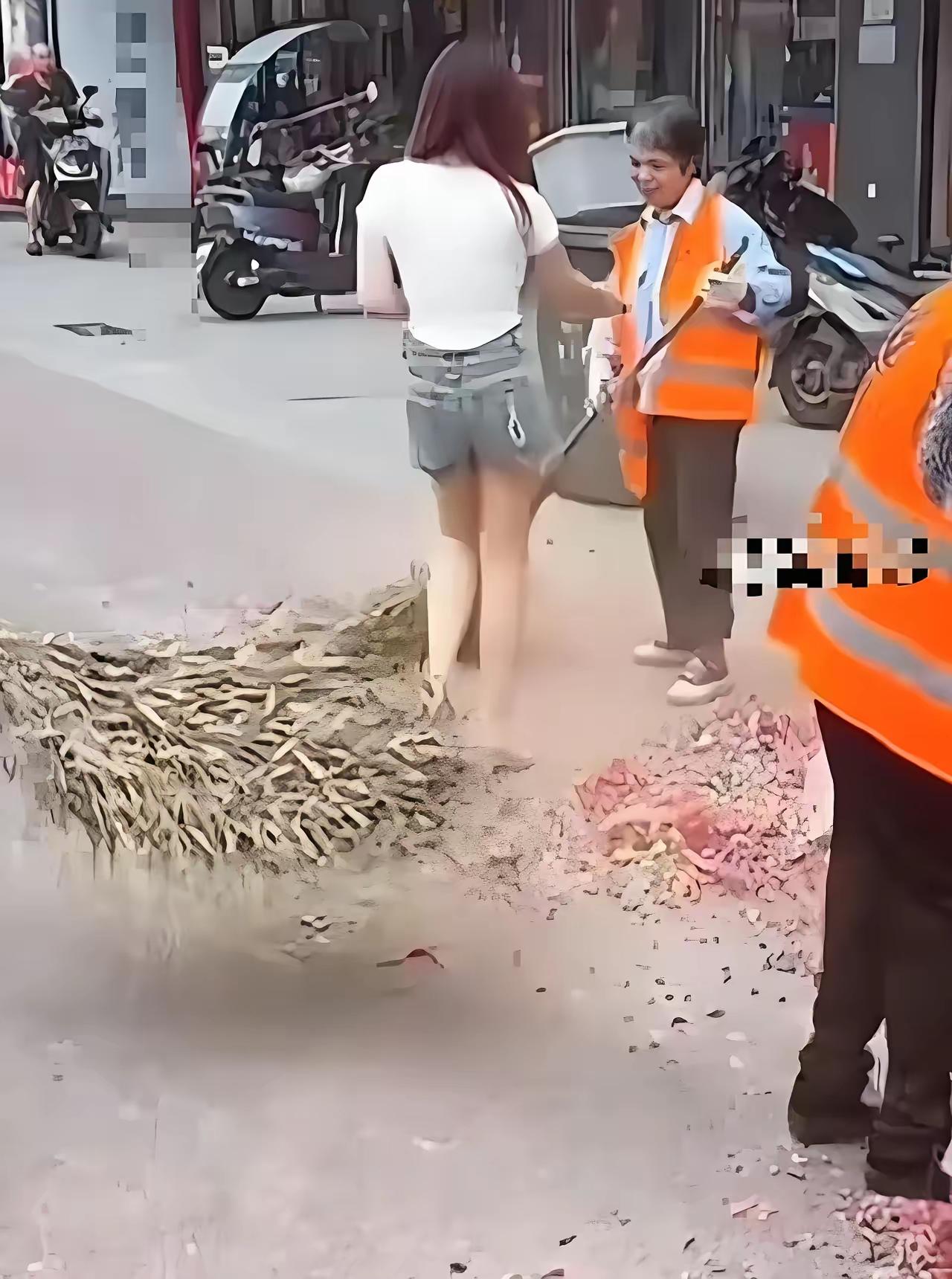 江苏一老板娘开业发红包火了：4位环卫阿姨刚扫完鞭炮，她一个举动暖哭全网！

街头