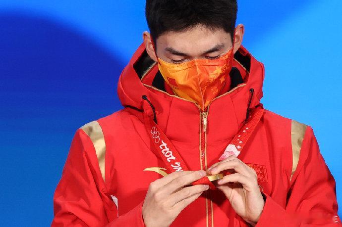 武大靖官宣退役破防了家人们！武大靖官宣退役，没有盛大仪式只有淡然告别。平昌冬奥的