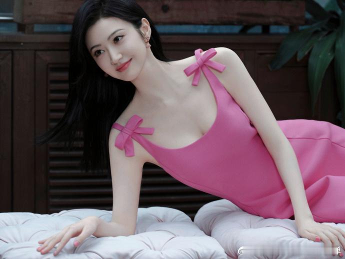 #景甜U领吊带粉裙##景甜人间芭比# 景甜穿着这件粉裙，U 领吊带上的蝴蝶结如同