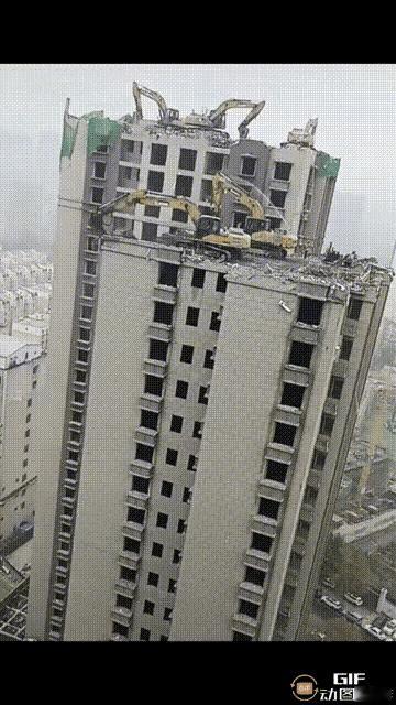 不懂就问，这几台挖掘机是怎么上去的？