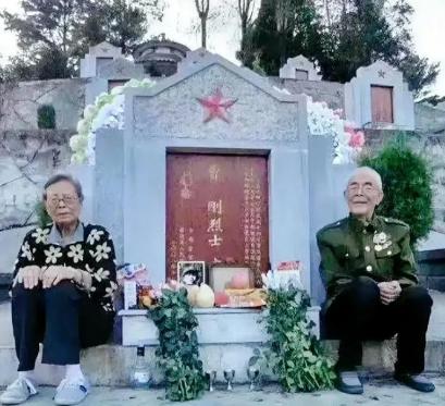 泪目了！2022年，两位老人感觉去日无多，趁有生之年千里迢迢来到儿子的墓前，他们