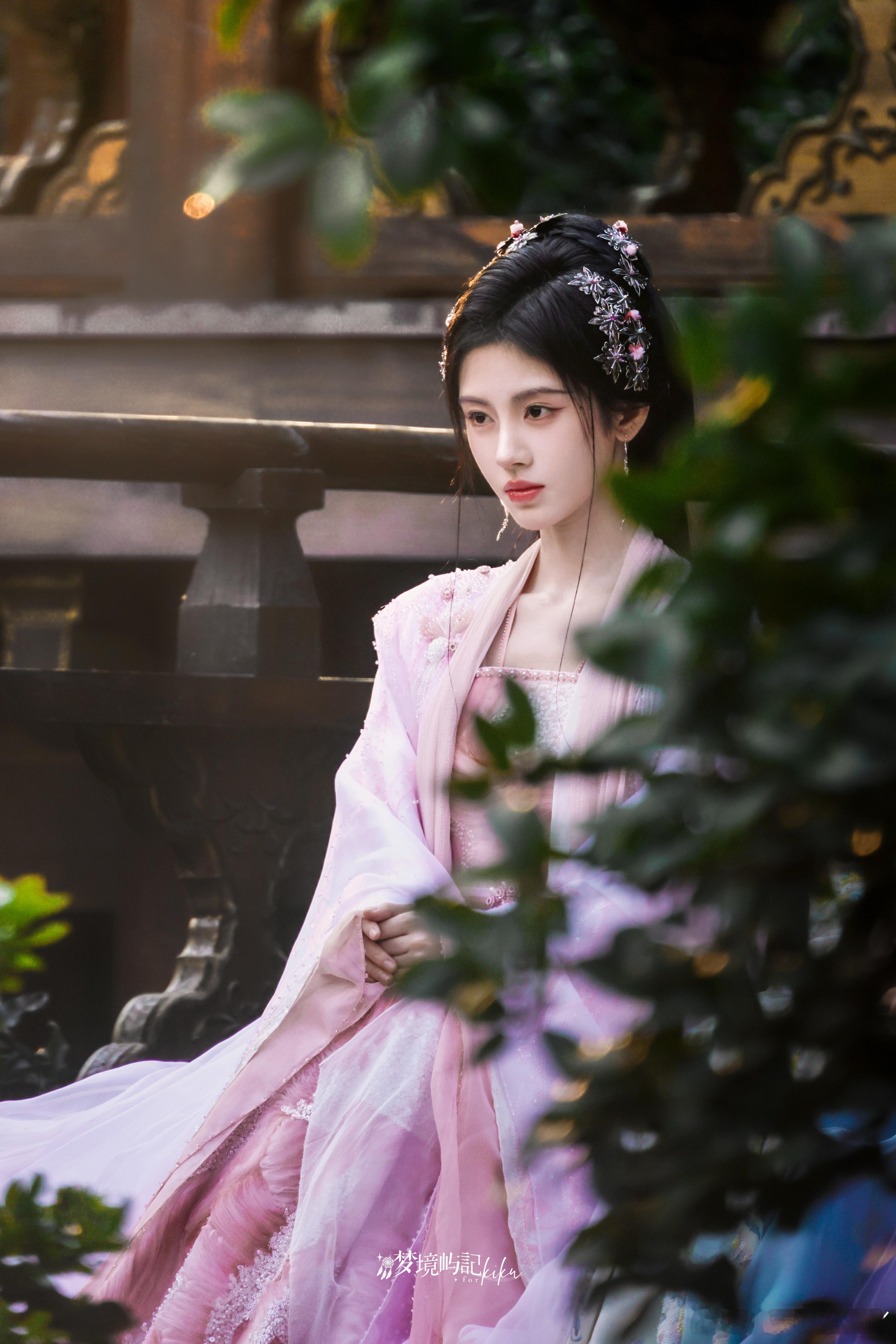 鞠婧祎月鳞绮纪29集 月鳞绮纪过审，离开播越来越近了！从路透照就开始期待，鞠婧祎