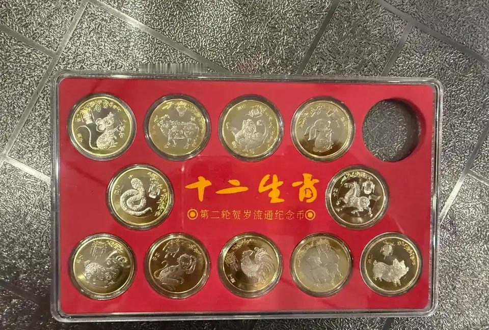 不建议在发行第三轮生肖纪念币了。
目前各类纪念币基本无法正常市面流通，持有者想回