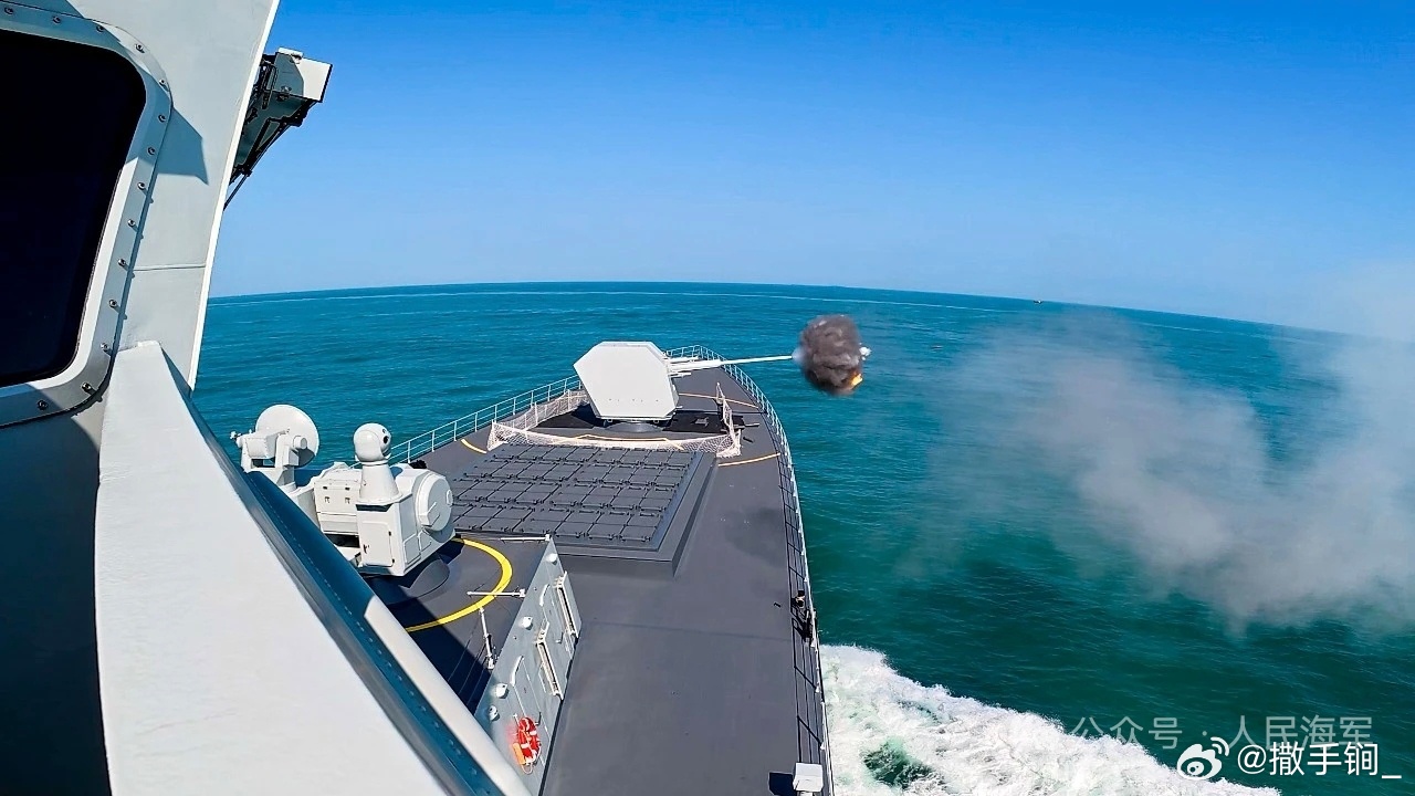 东海055，130主炮开火，不知是哪艘： 