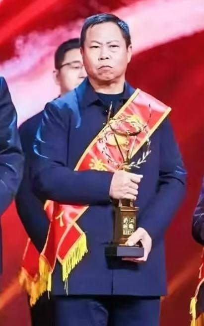 如果你是一个船老大，一边面对16条等待急救的人命，一边面对舍弃自己多年积攒的40