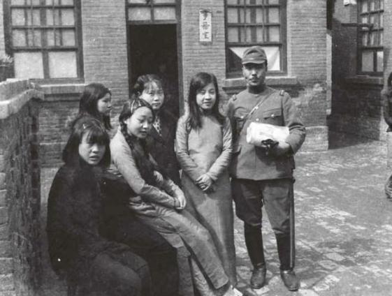 1940年，一个日本士兵迫不及待地来到慰安所，准备接受来自慰安妇的服务。然而当他