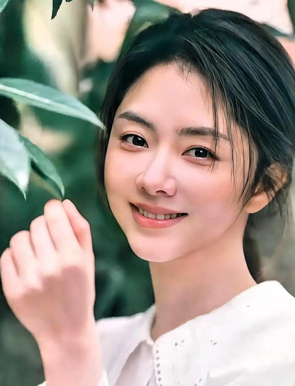 真的被谭松韵惊到！不查出身不知道，一查才发现她根本不是资源咖！
35岁演20岁少