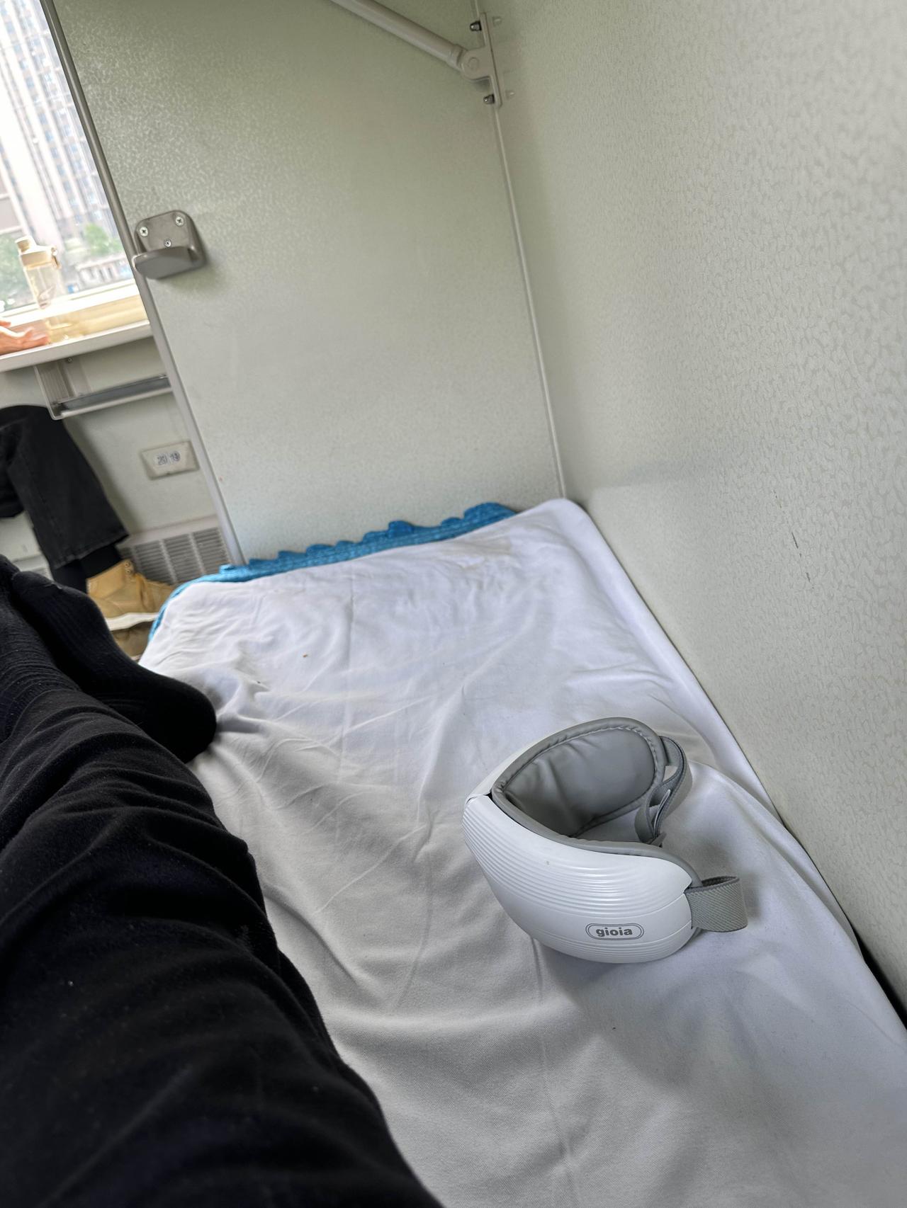 躺着绿皮火车上去安徽阜阳跑马拉松去，比动车便宜一半多花45分钟，从武汉到阜阳绿皮