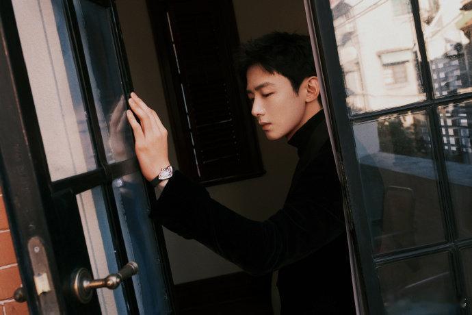 #白敬亭算命风墨镜# 白敬亭屋顶大片，墨镜太个性了，好像算命大师带的墨镜，太独特