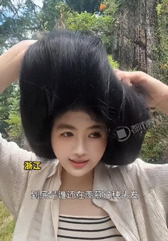 全网都在为发量少焦虑秃头，浙江，一位女生却反向凡尔赛，凭逆天发量刷屏全网。不同于