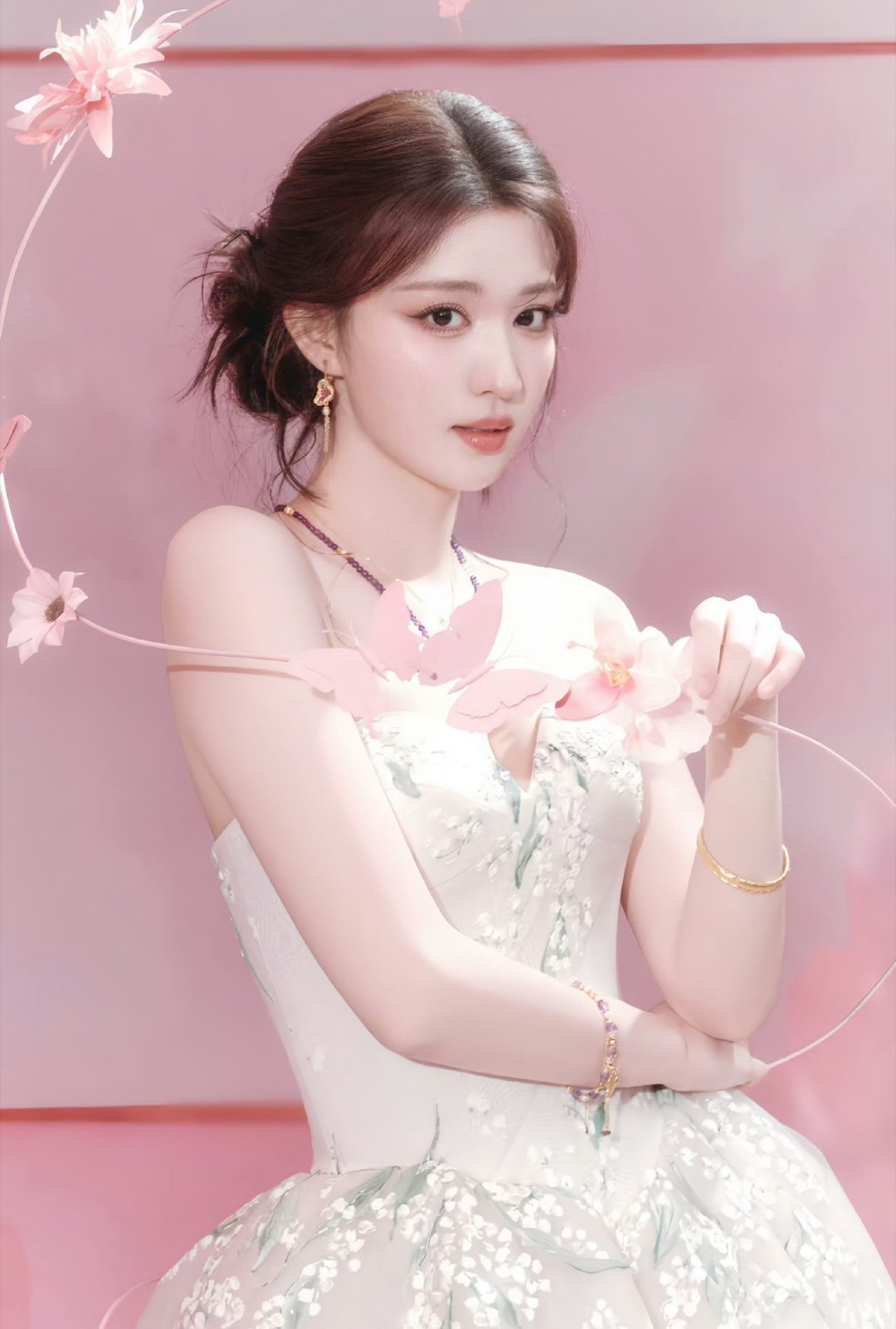 王楚然大一形体课越扒越有 “白眼女神”王楚然大一时的形体课被发出，其172cm身