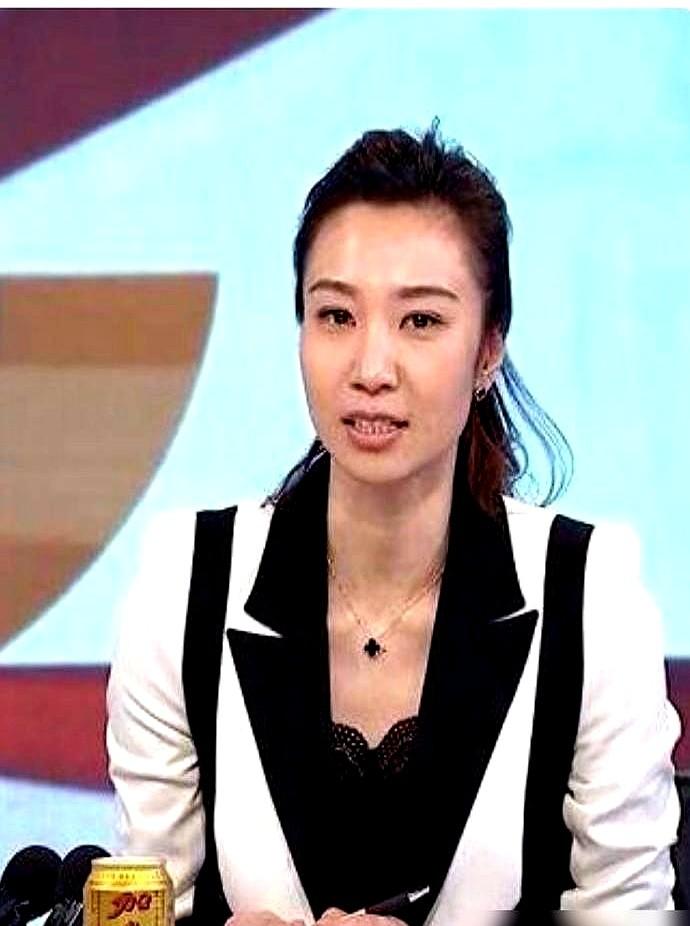 就因为一句“缺个一锤定音的”，解说员李颖就被换下去了。

场上关键分没人能站出来
