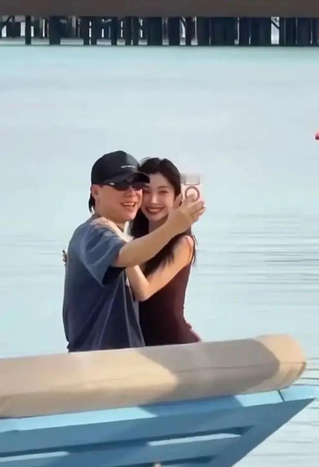 我天！42岁胡彦斌和00后易梦玲在一起了？他们在海边亲吻，拥抱，拍照，看起来还挺