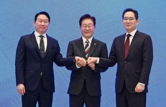 韩国人疯了！6月29日，韩国总统李在明把三星太子李在镕、SK掌门崔泰源叫到青瓦台