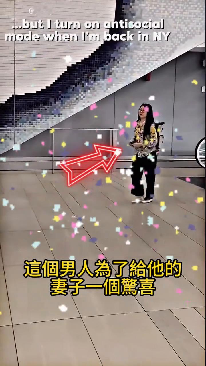 这个男人为了给他的妻子一个惊喜，特地趁着妻子出差回来到机场接机。当他举着写有妻子