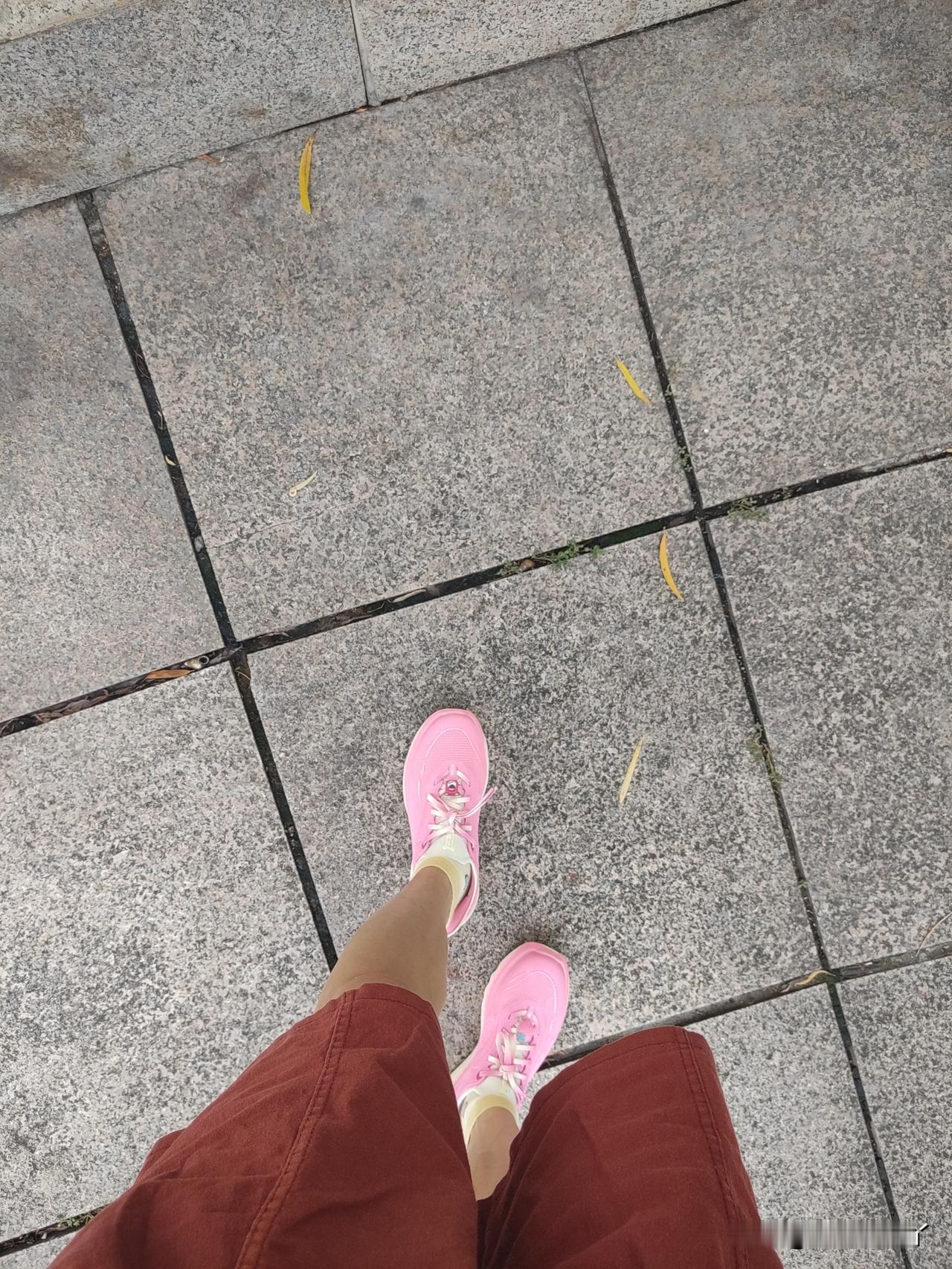 买了一双新鞋子。
穿上走路才发现图三红圈里那个草莓，脚落到地上就亮。
一步一亮一