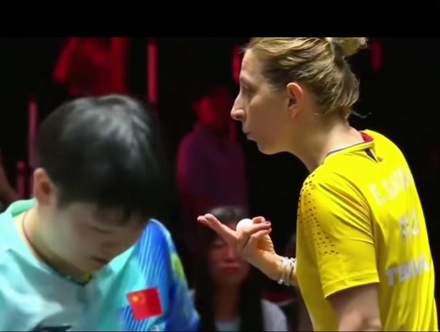 孙颖莎是值得她尊敬的“对手”。

罗马尼亚选手萨马拉被裁判直接判罚。一脸茫然，不