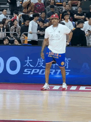 艾弗森中国行进行中，这跳投，这肚腩[捂脸]
真是岁月不饶人啊！
谁还记得他是那个