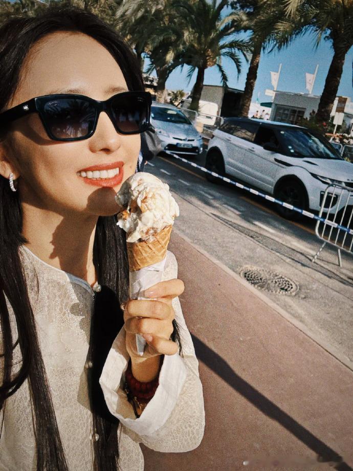 #彭于晏佟丽娅戛纳自拍# 彭于晏佟丽娅的戛纳自拍洋溢着兴奋与自豪，《狗阵》剧组的