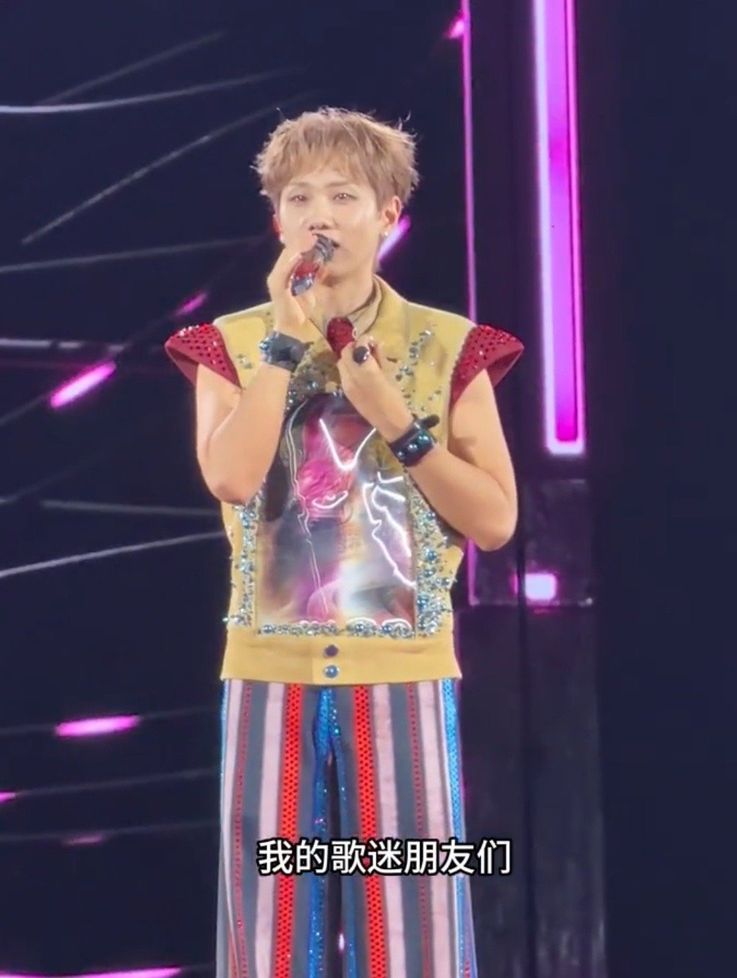 汪苏泷请你做自己就好了 笑不活！汪苏泷涂黑手臂耍帅，歌迷一键美白变白白胖胖，还要