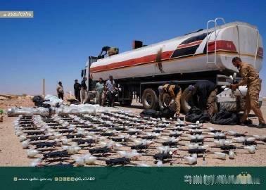 叙利亚内政部扣押了一辆经过改装的大型油罐车，里面藏着大量军火。据悉，这辆卡车从伊