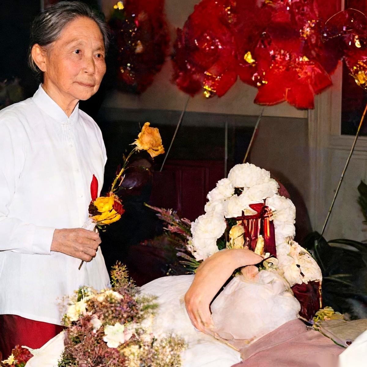 聊聊沈从文。
他笔下的《边城》，字字句句都滴着水，纯得像山泉。可他递给妻子的那杯