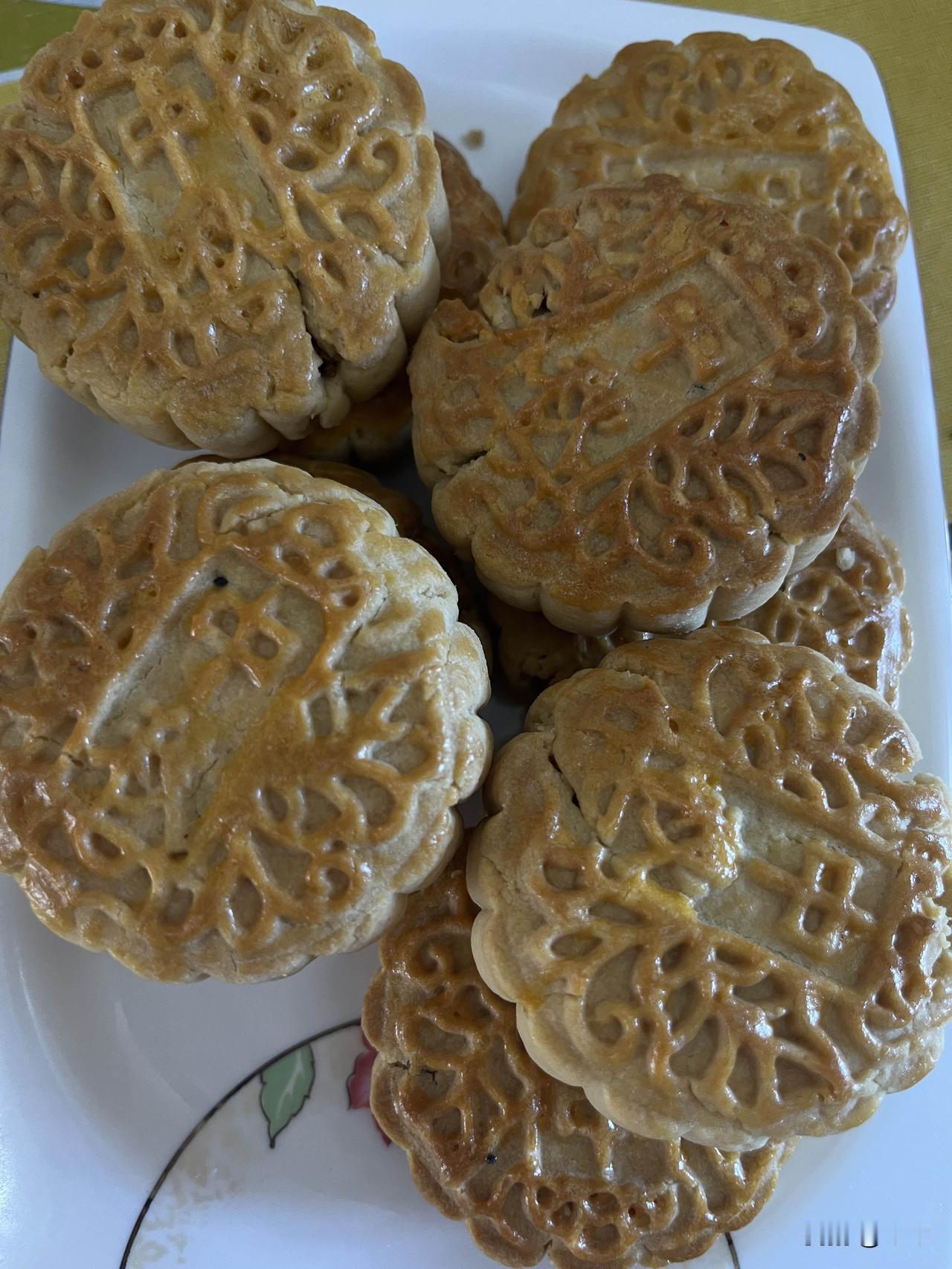 今天从早上一直忙到现在，烤了月饼还烙了许多豆沙饼。

因为今天晚上同学约我去聚会