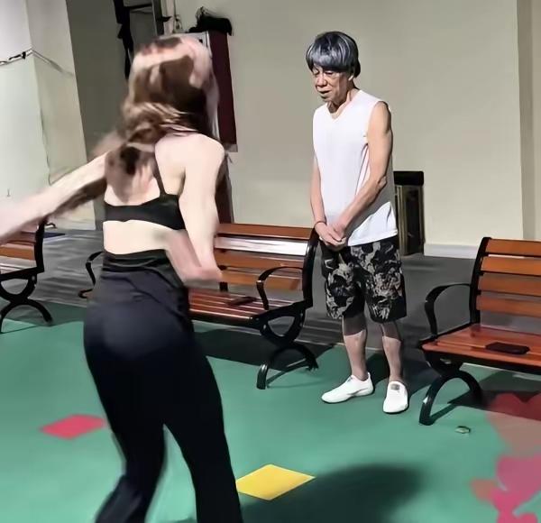 梁小龙生前指导徒弟们习武时的一幕