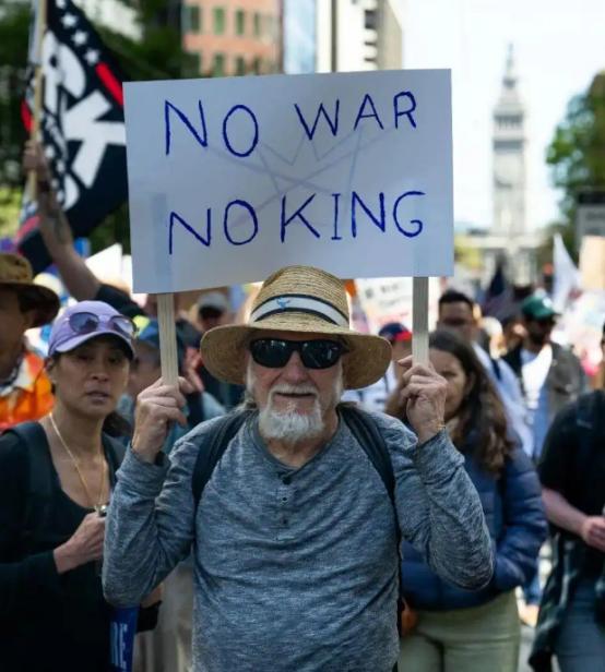 当地时间3月28日，美国迎来规模空前的“不要国王”主题抗议，全美50个州的300