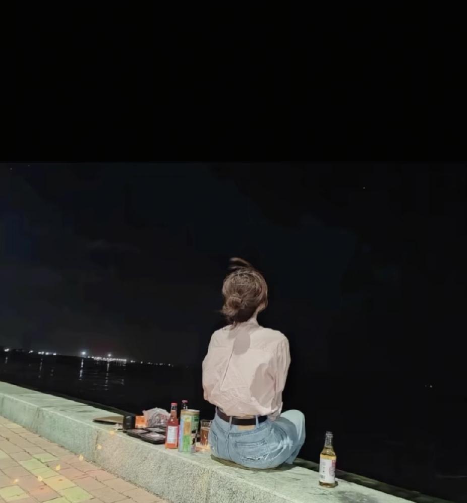 夜深人静
一个人躺在床上
望着自己疲惫的身躯、憔悴的脸庞
我时常在想，该如何描摹