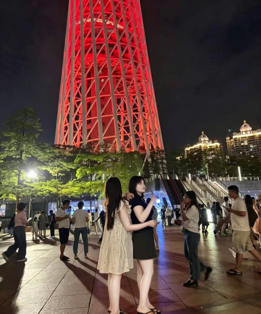 📍Guangzhou“总要来趟广州吧，看看小蛮腰，吹吹珠江的晚风，走走北京的路