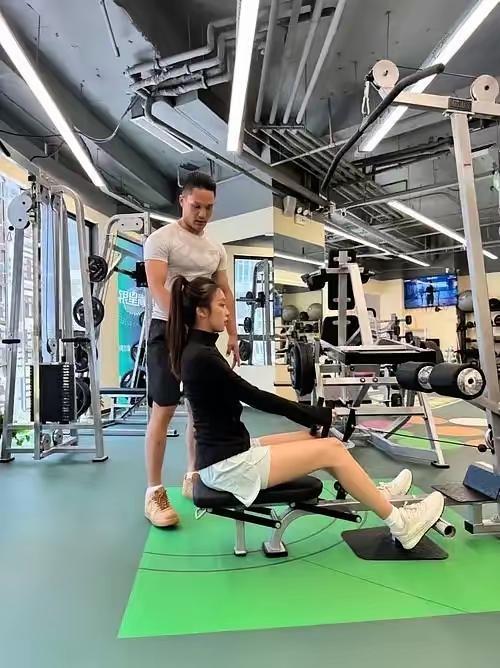 开健身房的朋友撕开遮羞布：我店里男教练，没一个没睡过女客户的！我这位朋友姓王，大