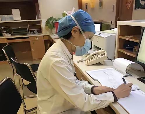 北京协和医院的刘芳护士很了不起，10年的时间为患者交付医药费31万多元。她是血液