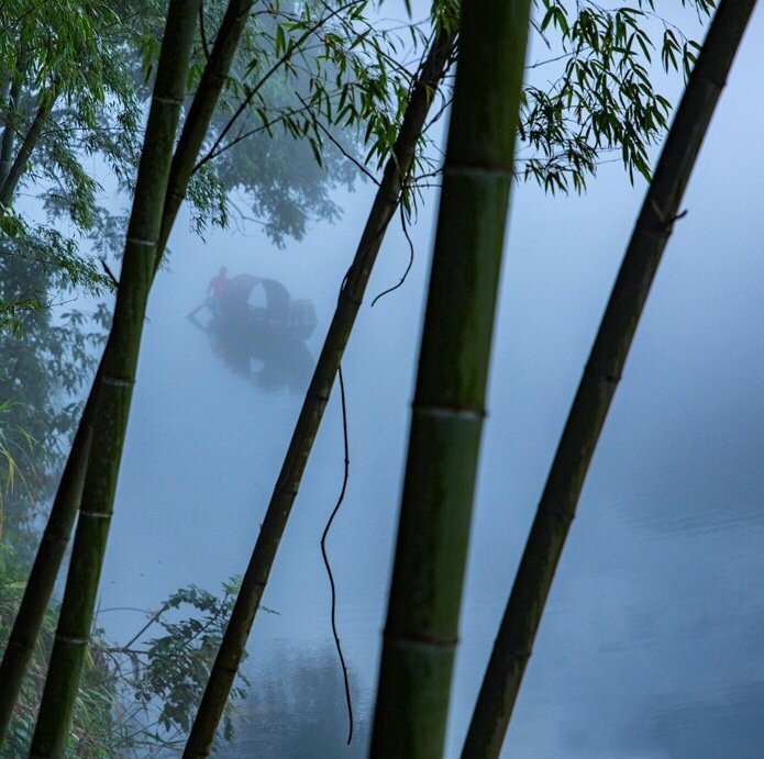 浪花有意千里雪，桃李无言一队春。一壶酒，一竿身，快活如侬有几人。——李煜《渔父》