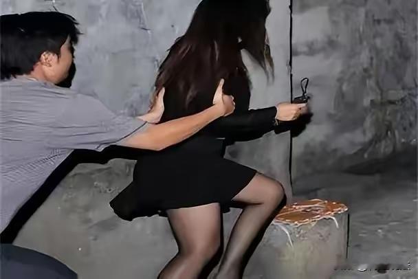 吉林白河林区，19岁小伙小魏在酒吧和袁某喝酒，酒后，小魏打车送袁某回家途中心生邪