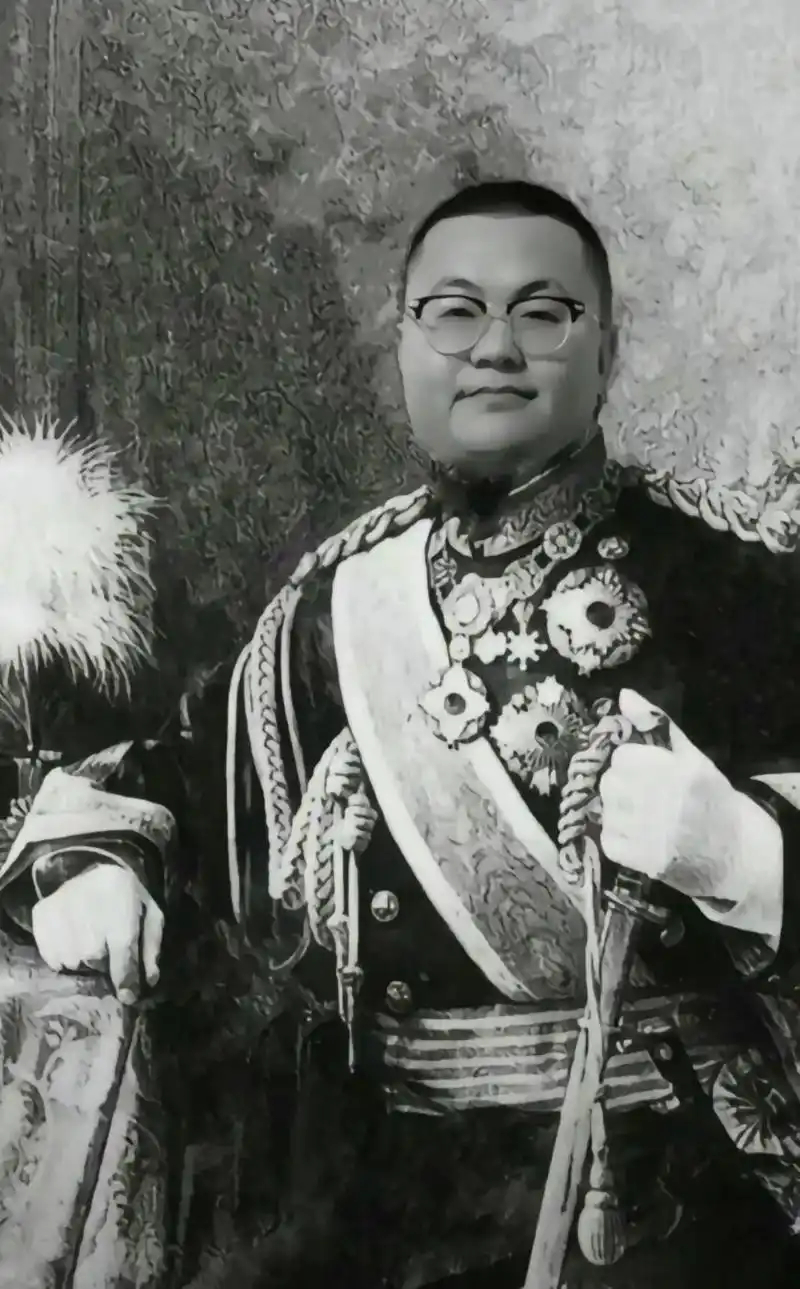 要不老小子禅让一下？让高市当第一个女天皇吧我看可以日本天皇和高市早苗的冲突