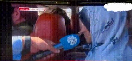 阿拉伯部落武装把掳来的德鲁兹妇女儿童展示给记者，镜头里车里挤着三个妇女两个娃，女