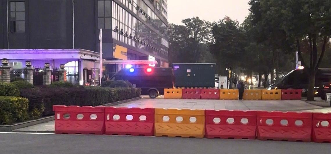 央视：押送李铁的警车进入法院。李铁一案将在今天由湖北省咸宁市中级人民法院开庭宣判